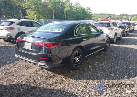 2025 Mercedes-Benz E 350 z USA, uszkodzony, nr VIN W1KLF4HB4SA100811